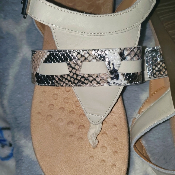 Vionic Womens Lupe Flat Cream Boa Ankle Strap Sandals Size 6 - Picture 6 of 7